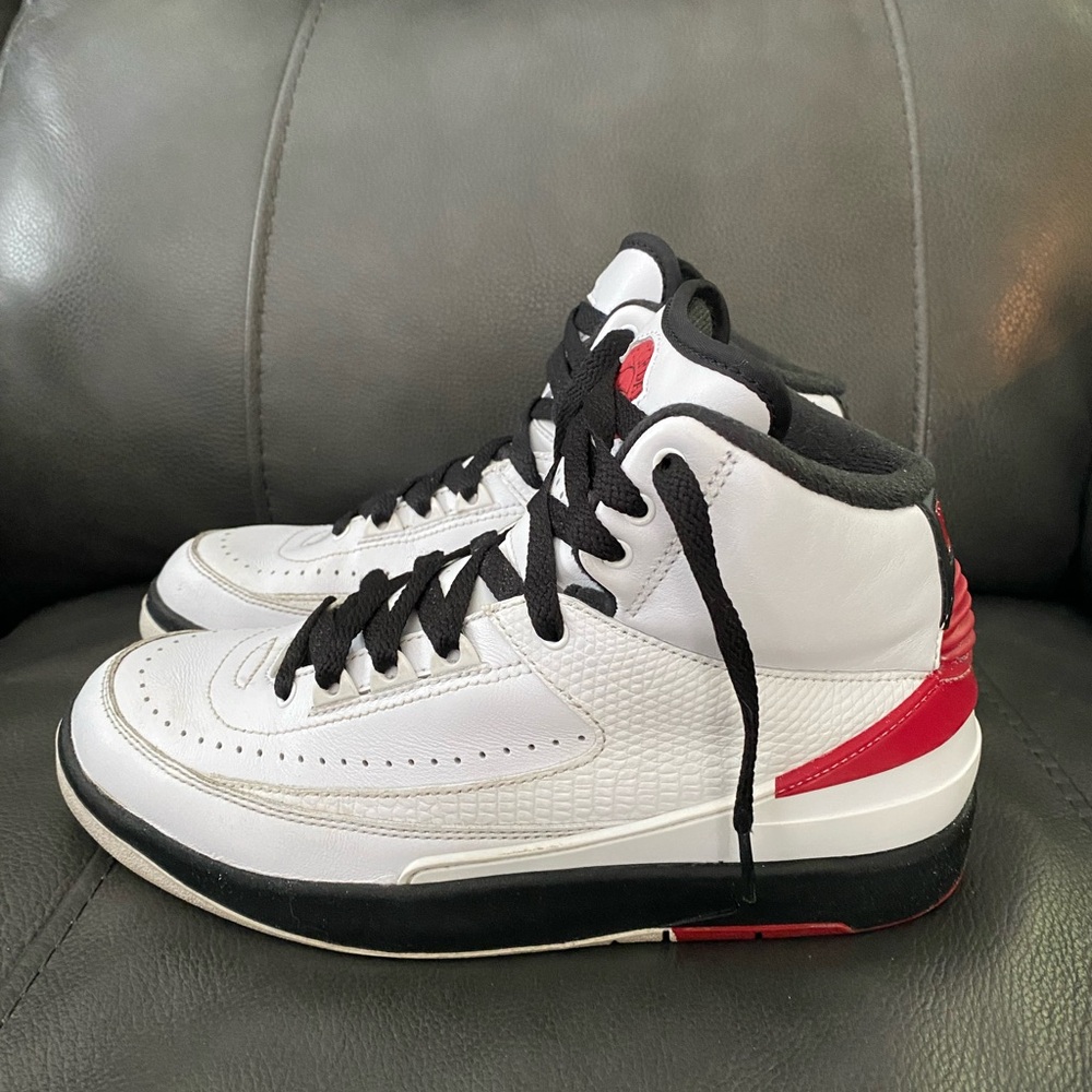 Women’s Air Jordan 2 Retro Mid Chicago White, Black and Red —Size-7.5 —2022